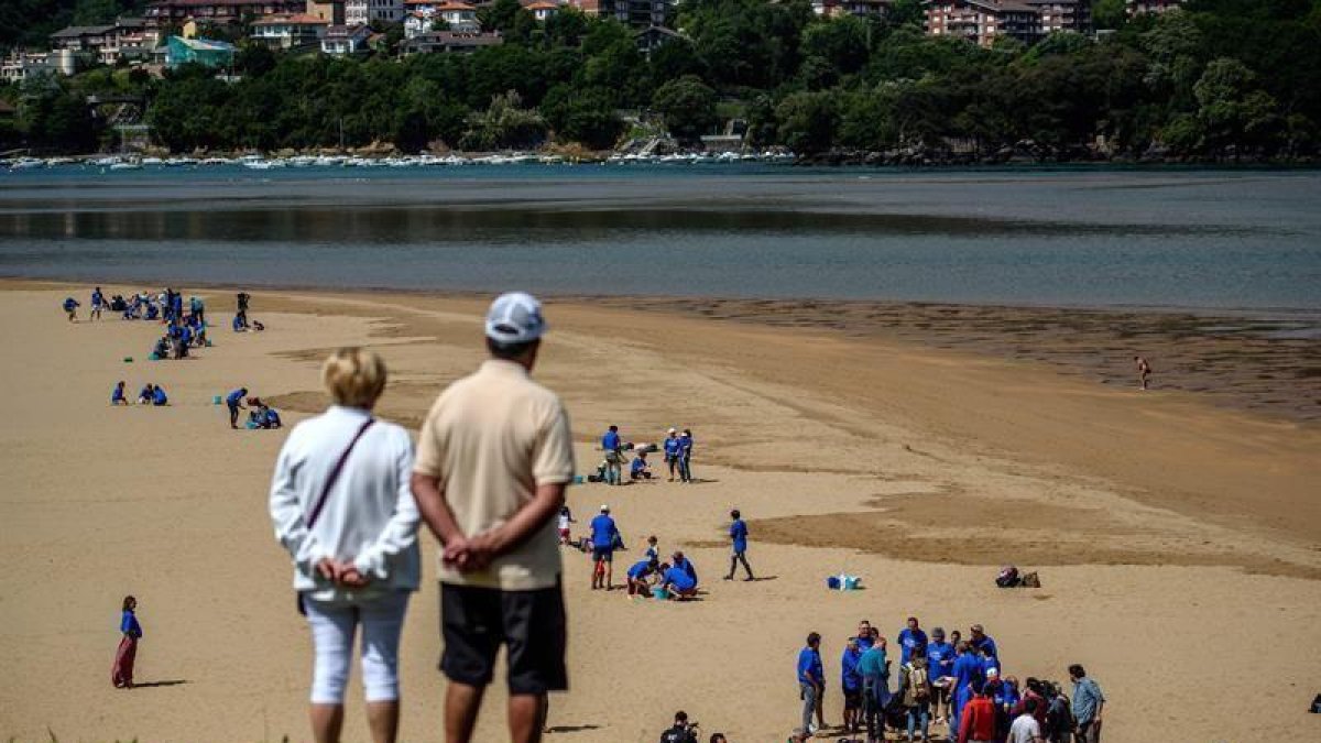 Voluntarios en la playa de Laida-EFE