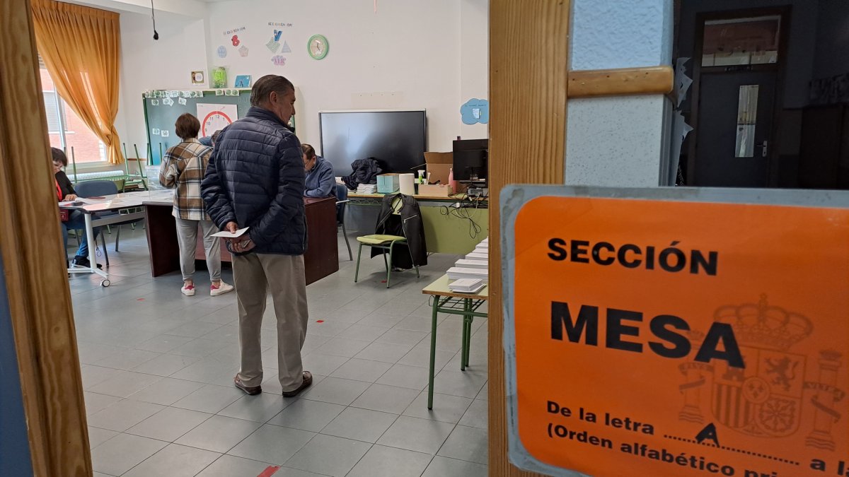Colegio electoral en las Pedrizas a primera hora de la mañana.-P.P.S.