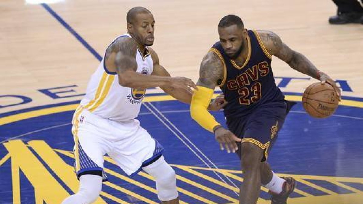 Iguodala marca a LeBron James, que se escapa con el balón-EFE