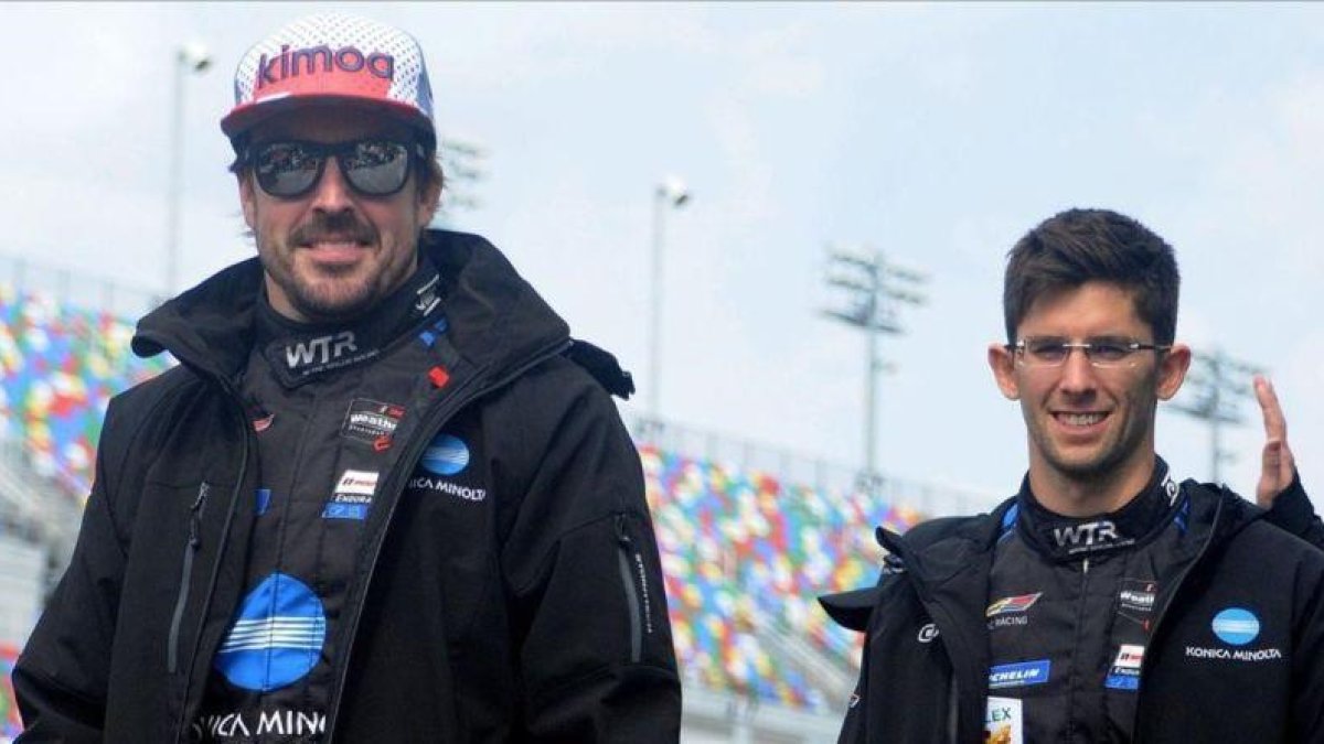 Fernando Alonso y su compañero en Cadillac, Jordan Taylor, antes de empezar las 24 Horas de Daytona.-EFE / GERARDO MORA