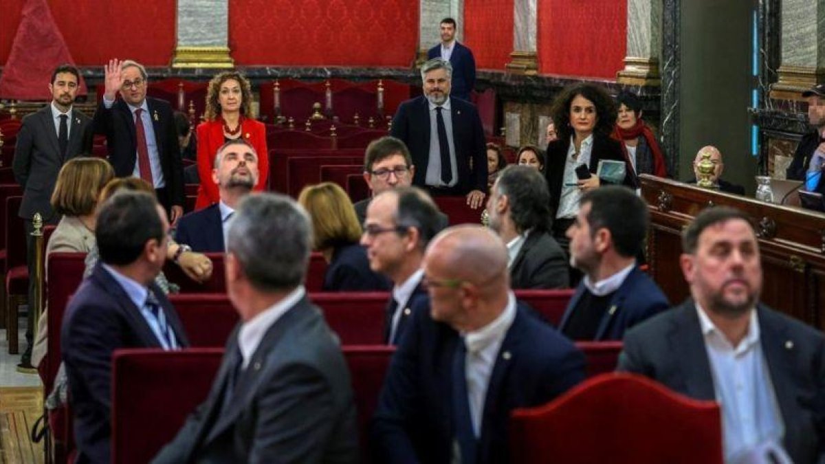 El presidente de la Generalitat, Quim Torra, saluda a los lideres independentistas procesados por el proceso soberanista.-EFE / EMILIO NARANJO