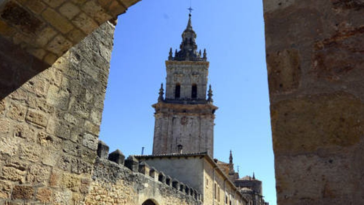 Torre de la seo burgense. / ÁLVARO MARTÍNEZ-