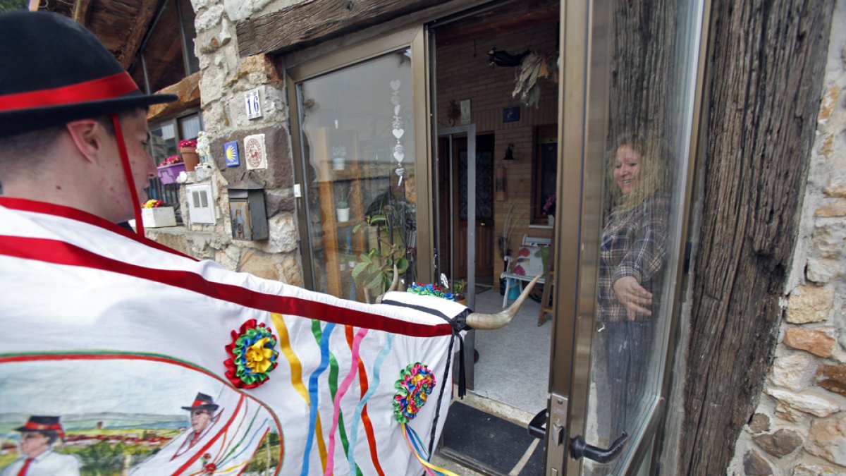 Uno de los barroseros en la puerta de un domicilio.-MARIO TEJEDOR