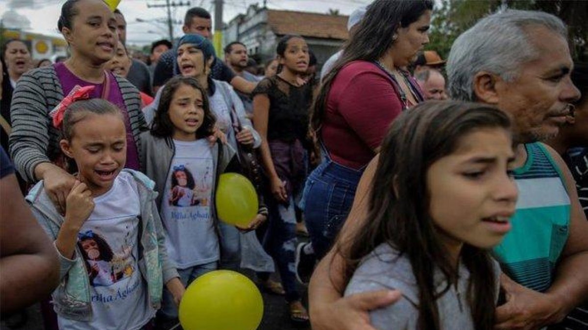 Un grupo de personas en el entierro de la niña Ágatha Félix en Brasil.-EFE