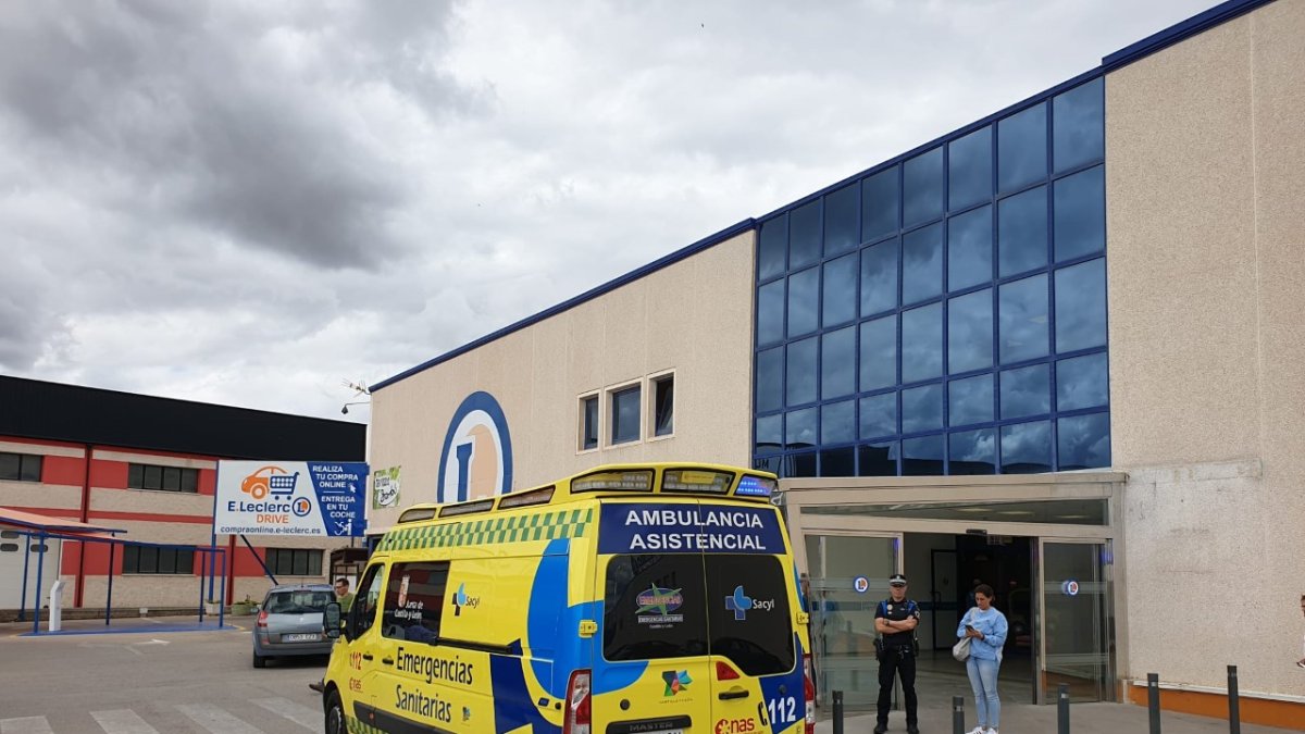 Momento en el que el canterano numantino era trasladado en ambulancia al hospital. GONZALO MONTESEGURO