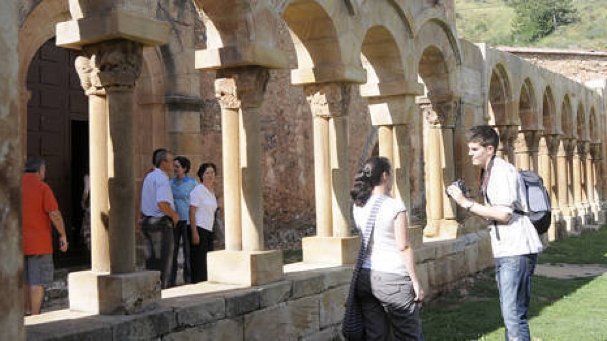 Turistas en los Arcos de San Juan de Duero. / VALENTÍN GUISANDE-