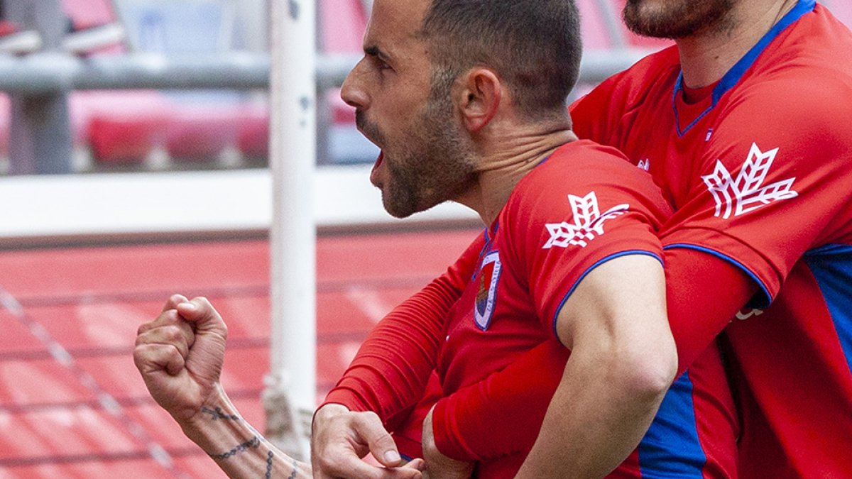 Menudo, en la imagen con Tamayo, anotaba dos goles el pasado domingo ante el Compostela. MARIO TEJEDOR