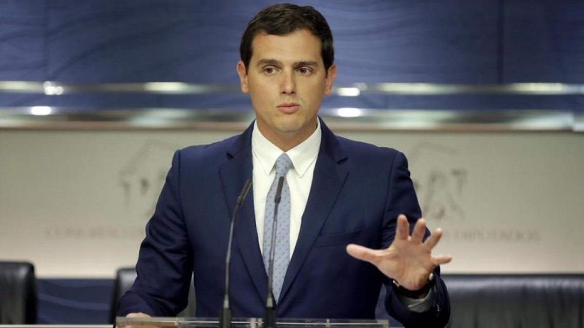 Albert Rivera, este viernes, en una rueda de prensa en el Congreso tras conocerse el triunfo del 'brexit'.-JOSÉ LUIS ROCA