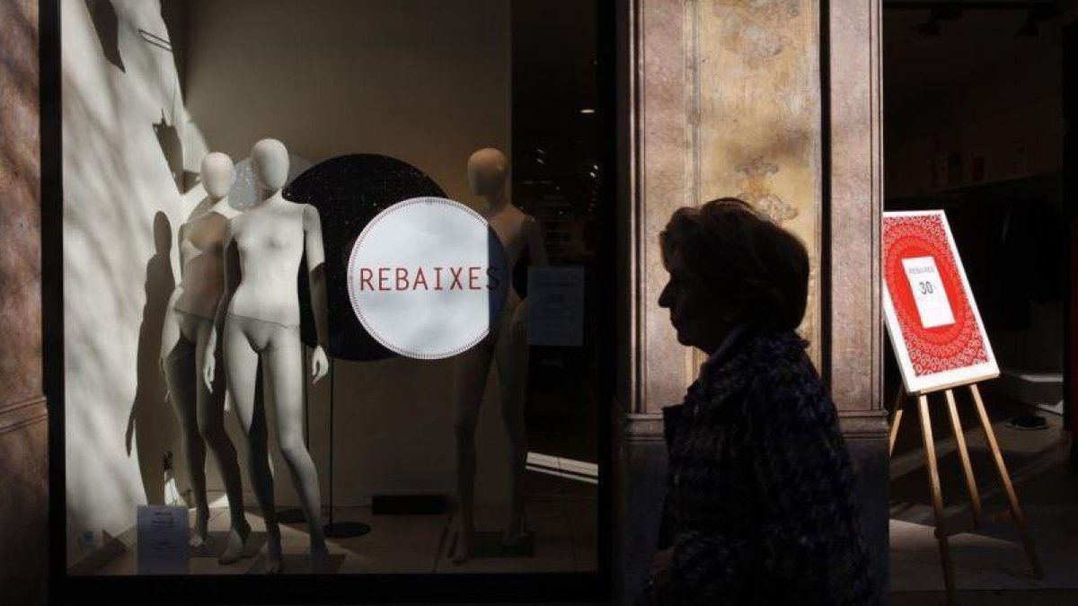 Rebajas de invierno en el centro de Barcelona.-ALBERT BERTRAN