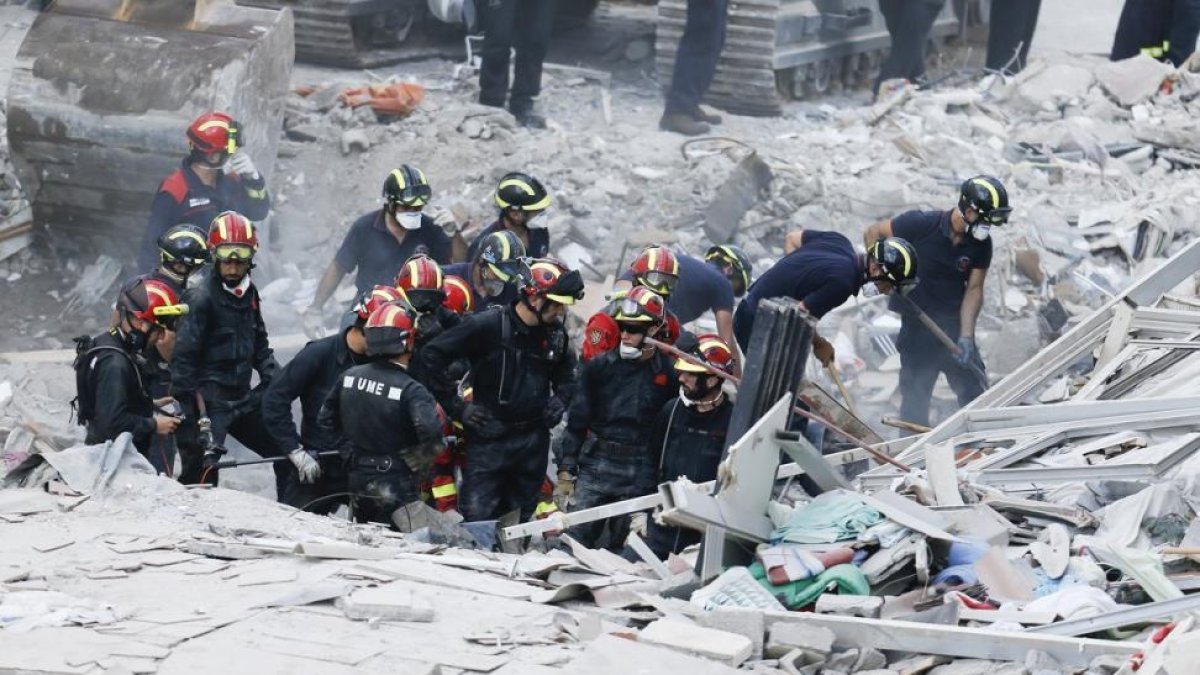 Los equipos de rescate trabajando en los escombros del edificio de Los Cristianos (Tenerife), este viernes.-SANTIAGO FERRERO / REUTERS