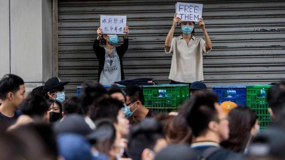 Varios jóvenes piden la libertad de los manifestantes detenidos acusados de revuelta, este miércoles frente al juzgado.-ISAAC LAWRENCE (AFP)