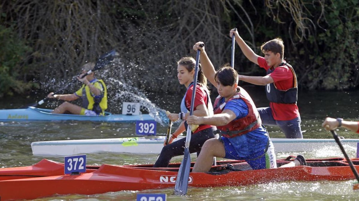 Más de dos centenares de deportistas se lanzaron ayer al río Duero en la VI Regata de San Saturio.-MARIO TEJEDOR