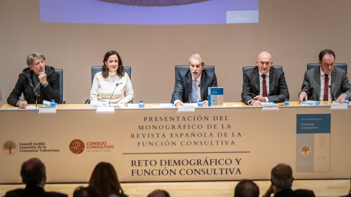 Presentación ayer en la Delegación Territorial del ‘Reto demográfico y función consultiva’. GONZALO MONTESEGURO