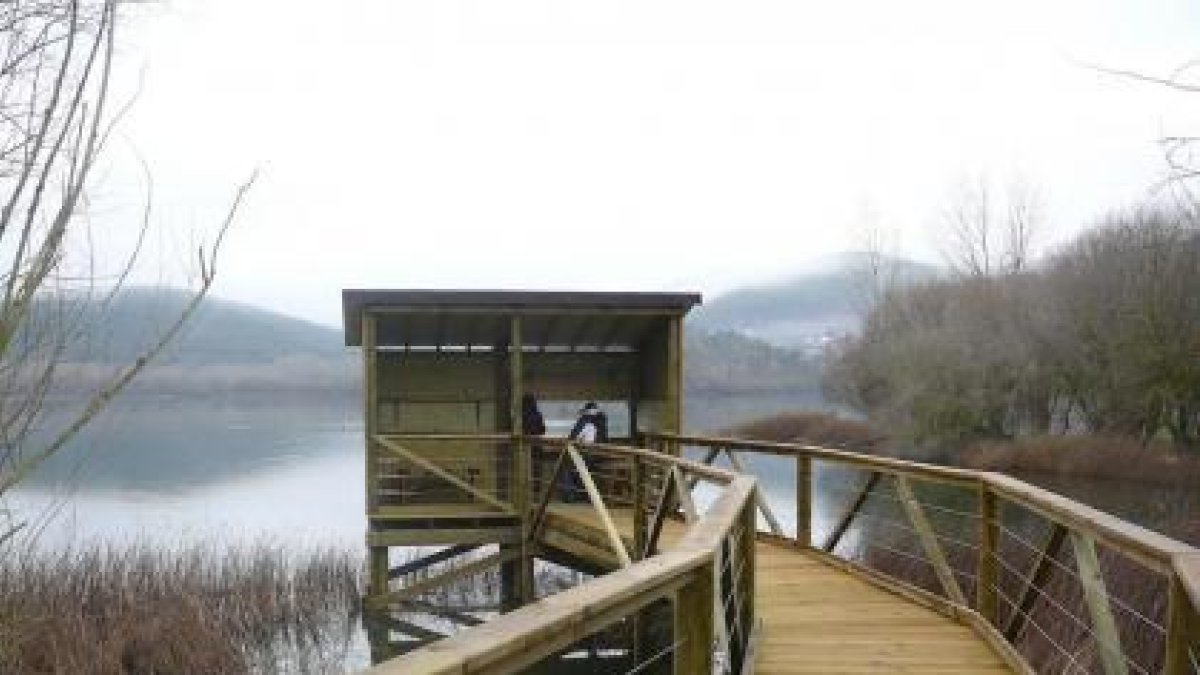 Mirador de aves en el lago Carucedo. En la página siguiente, el globo adaptado sobrevuela Segovia y dos personas pasean por una de las sendas de Carucedo-L.P.