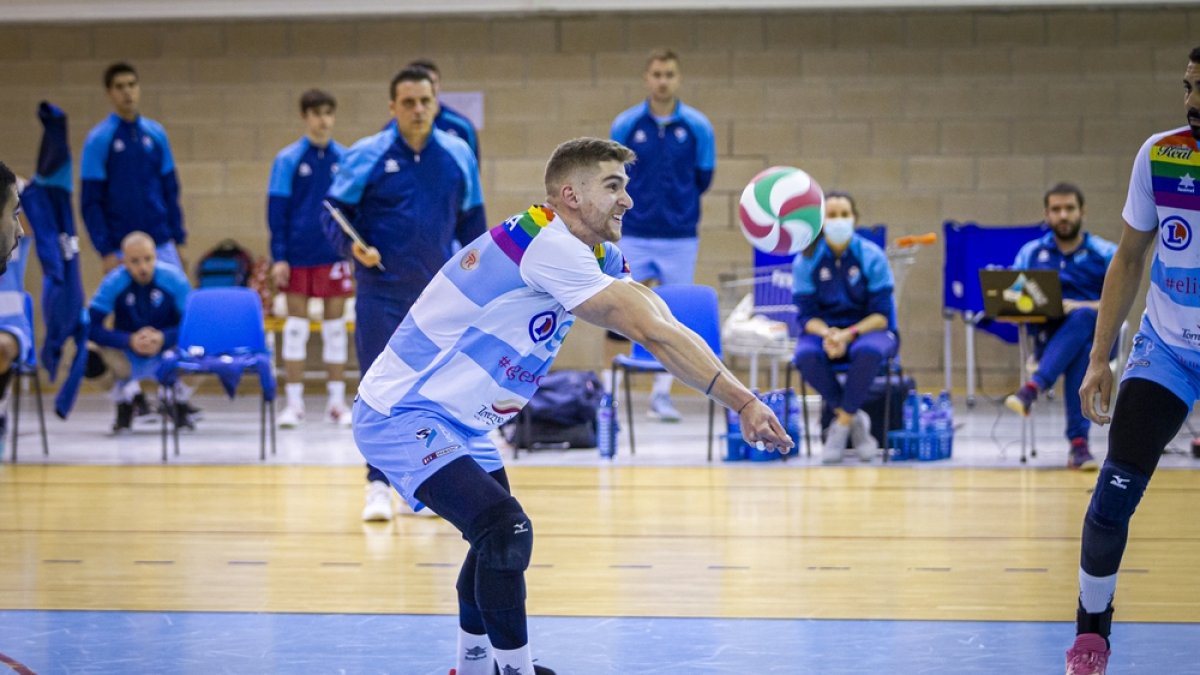 Villalba en el momento de recibir en el partido del pasado sábado ante Teruel. MARIO TEJEDOR