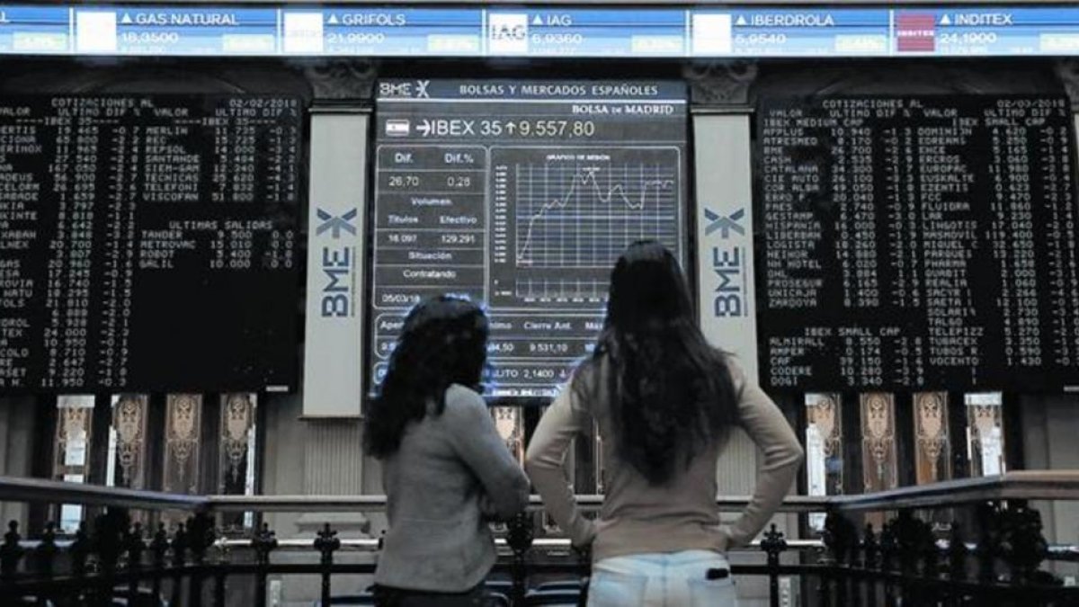 Interior de la Bolsa de Madrid, con la información sobre la evolución del Ibex 35, el pasado 5 de marzo.-EFE