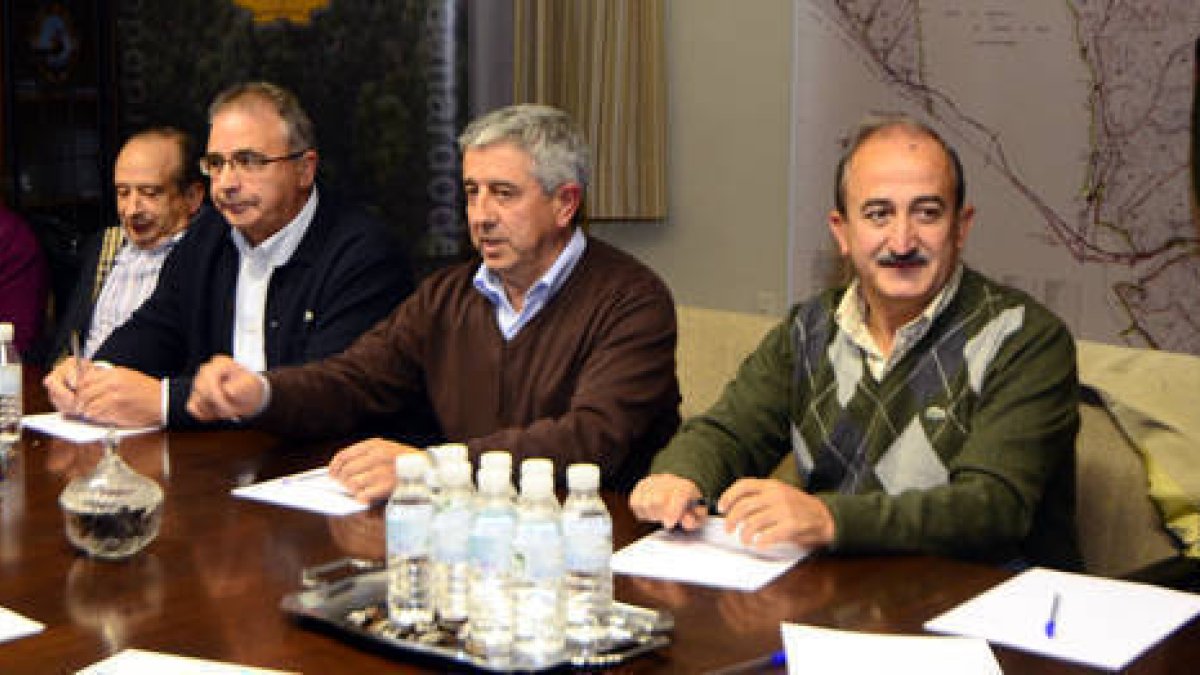 Jesús Elvira junto a alcaldes de Pinares en una de las recientes reuniones. / U.S. -