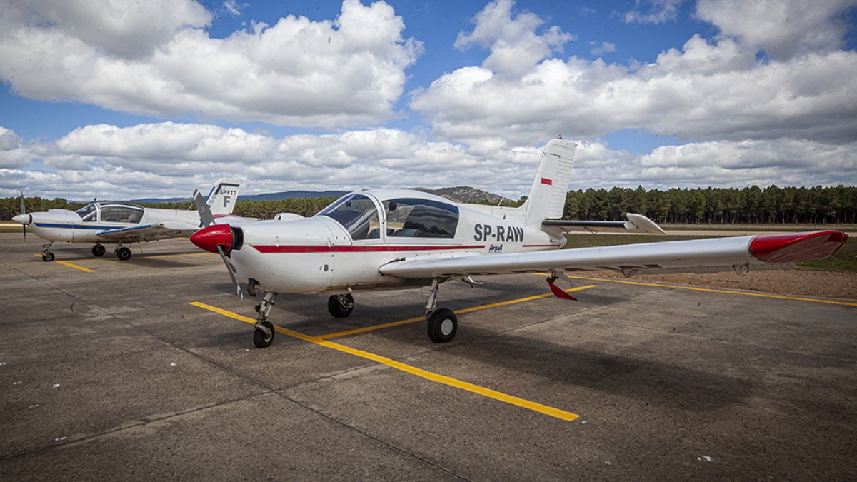 Avionetas estacionadas en la pista del aeródromo de Garray. MARIO TEJEDOR