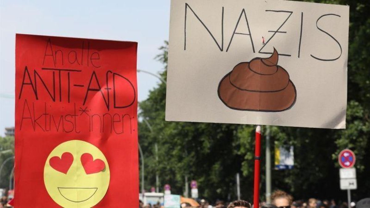 Decenas de miles de personas salieron a las calles de Berlín para contrarrestar la protestas convocada por la ultraderechista Alterantiva para Alemania (AfD).-EFE / HAYOUNG JEON