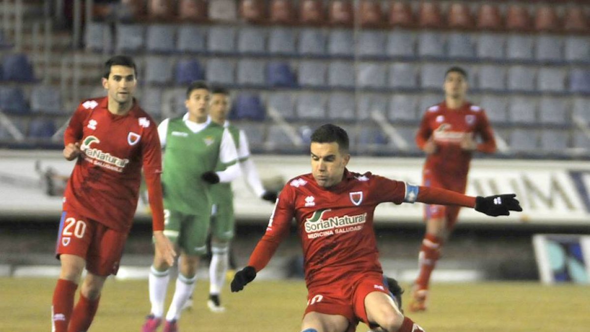 El Numancia fue de menos a más ante un Betis que dio por bueno el empate.-Diego Mayor