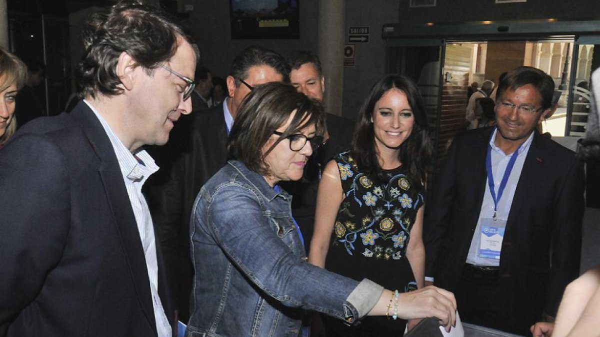 Angulo depositando su voto ayer en presencia de Fernández Mañueco y Levy.-Daniel Rodríguez