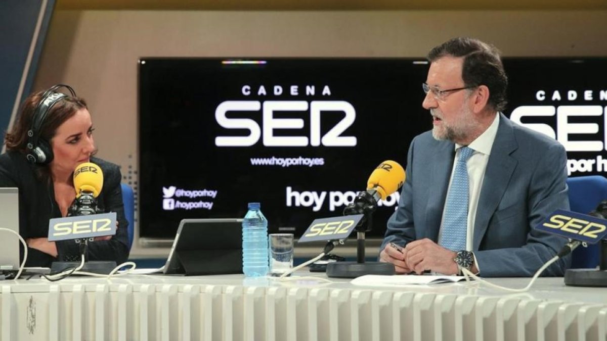 Pepa Bueno entrevista a Mariano Rajoy en 'Hoy por hoy', programa de la cadena SER que se mantiene como el espacio más oído de la radio en el conjunto de España.-Ballesteros