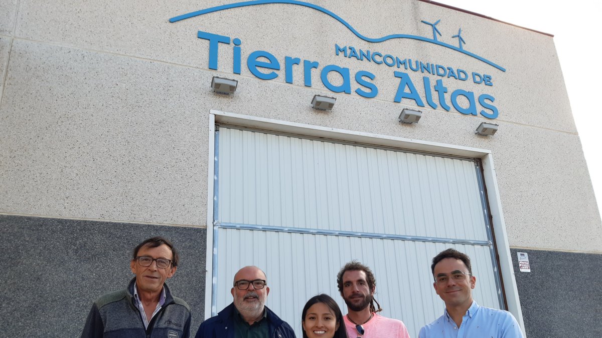 Miguel Latorre junto a la estudiante destinada a la Mancomunidad de Tierras Altas y el equipo de la organización. HDS