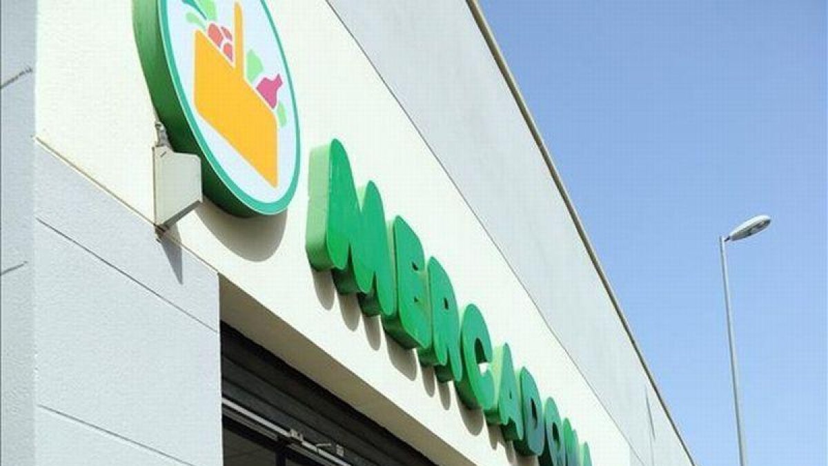 El cartel de la entrada de un supermercado de Mercadona.-XAVIER AMADO
