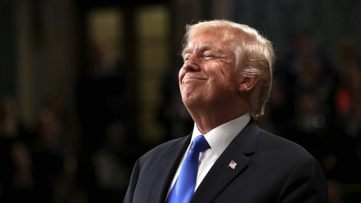 Trump sonríe durante el discurso sobre el Estado de la Unión ante el Congreso, en Washington (Estados Unidos).-/ WIN MCNAMEE (EFE)