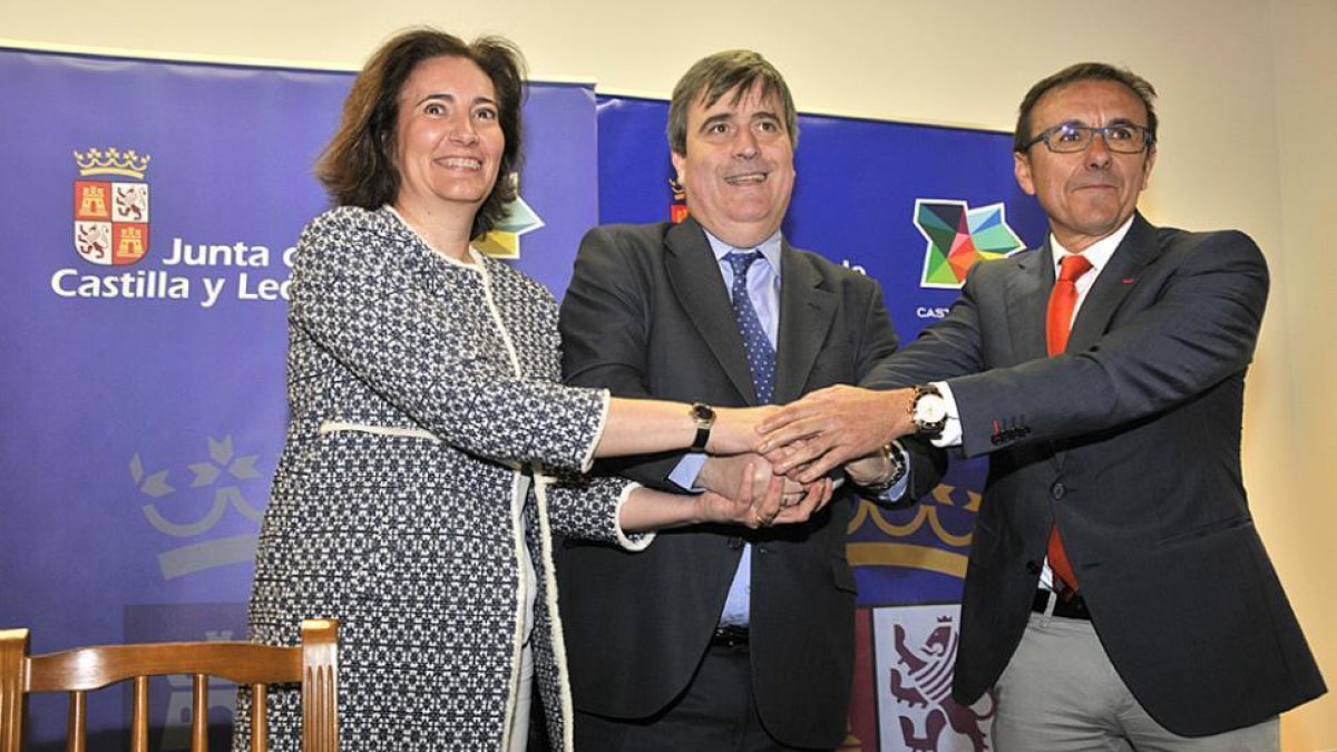 García Cirac, Cardenal e Hidalgo estrechan sus manos tras la firma del protocolo de colaboración.-VALENTÍN GUISANDE