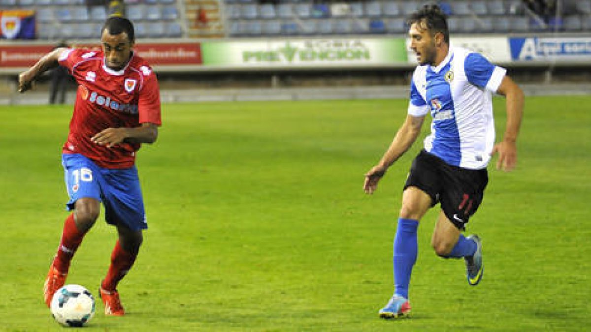 El Numancia está a dos puntos de la promoción y tres del descenso tras empatar ante el Hércules. / DIEGO MAYOR-