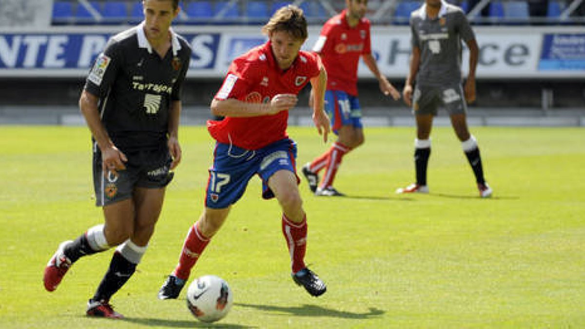 El centrocampista del Numancia, Gorka Larrea. / VALENTÍN GUISANDE-