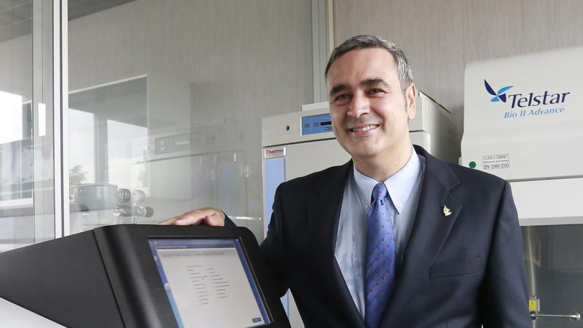 David Rodríguez posa con el secuenciador que tiene en el laboratorio de la UBU.-RAÚL OCHOA