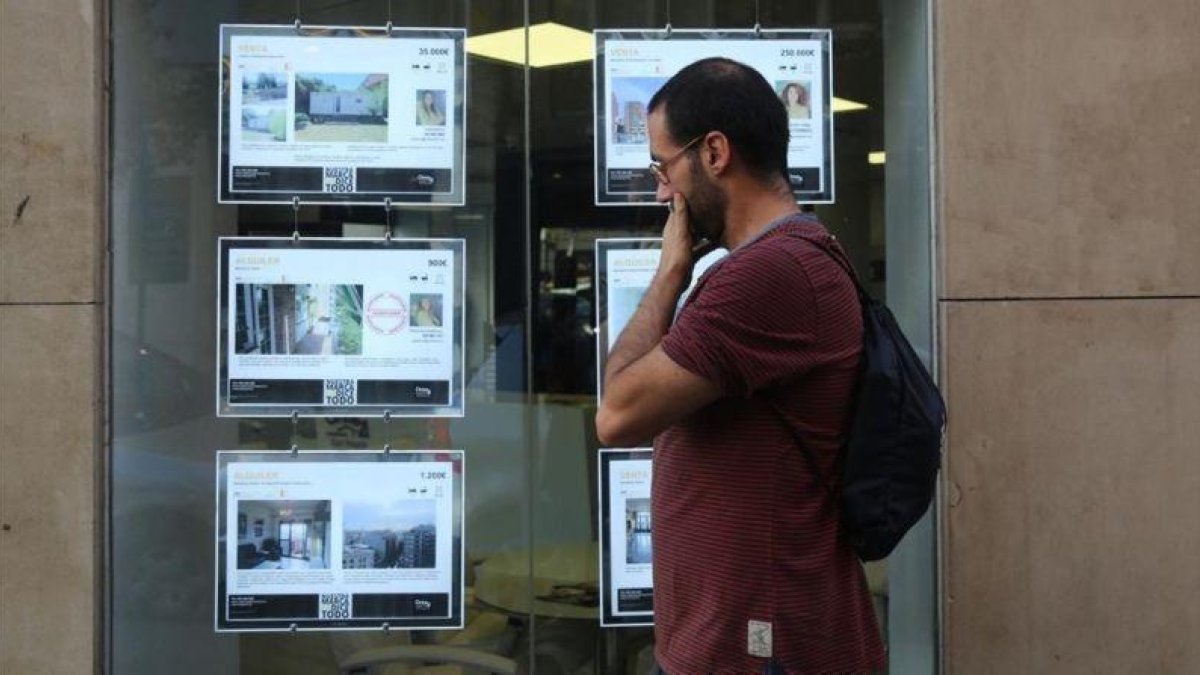 Oferta de viviendas expuesta en una immobiliaria.-ELISENDA PONS