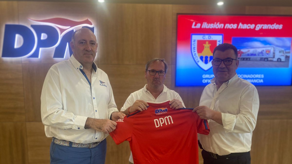 Javier Jiménez, Eduardo Rubio y Patricio de Pedro con la camiseta del Numancia y el nuevo patrocinador. CD Numancia