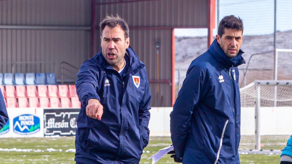 Iñaki Bea prepara el choque ante La Nucía. MARIO TEJEDOR