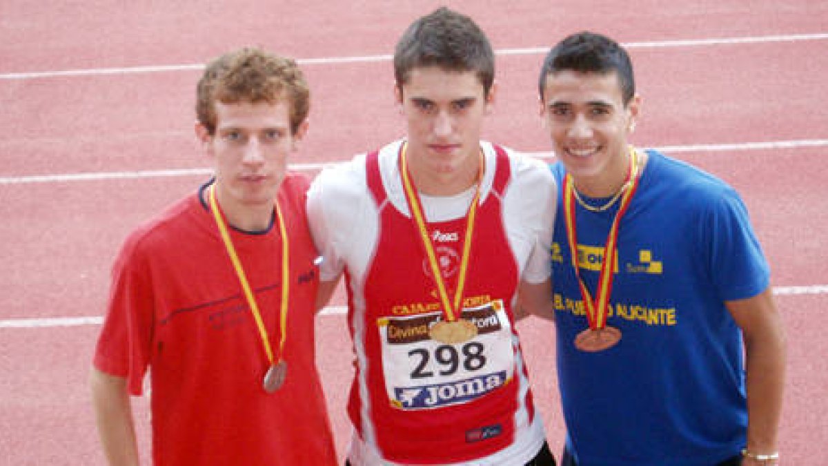 Saúl Martínez con el oro como campeón de España juvenil.-