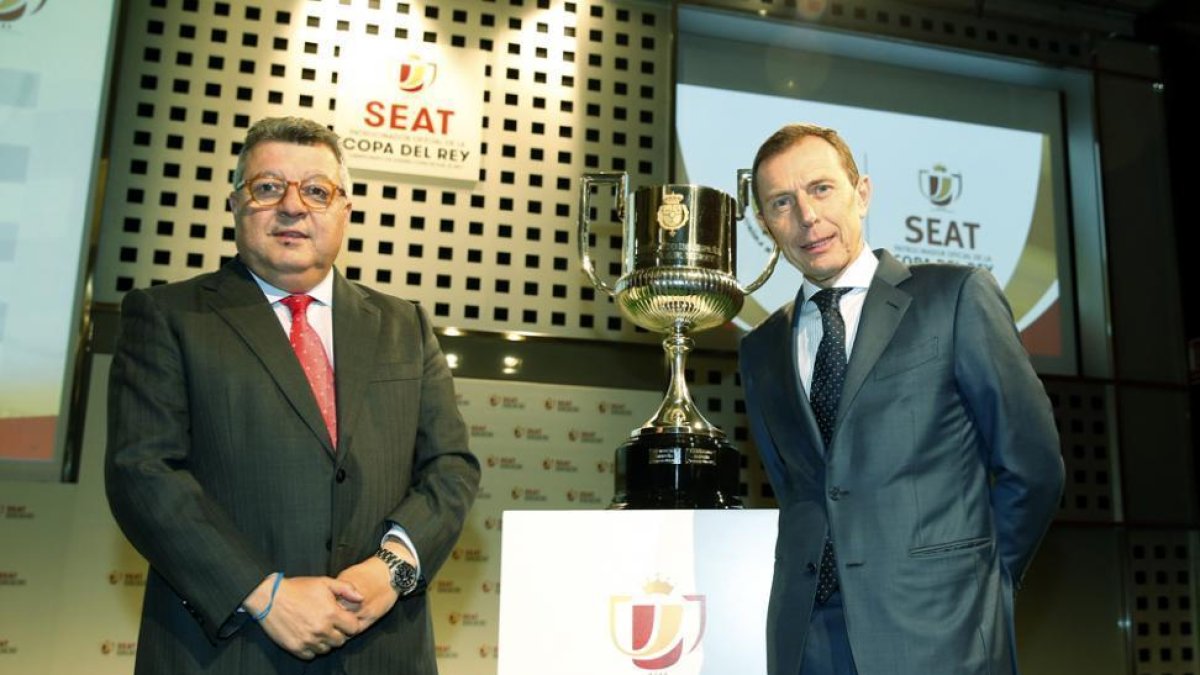 Víctor Martín y Emilio Butragueño al lado de la Copa del Rey tras el sorteo de octavos que emparejaba a Numancia y a Real Madrid.-Chema Rey / Marca