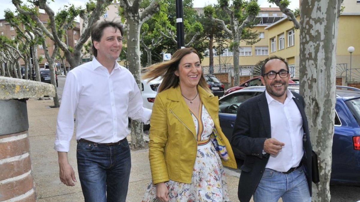 Mínguez, Barcones y Rey acceden juntos a la Casa del Pueblo.-MARIO TEJEDOR