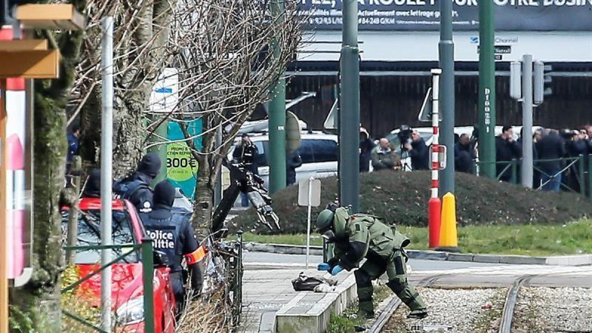 Matan al agente de una central nuclear belga y roban su pUn artificiero se aproxima a un paquete sospechoso durante una operación antiterrorista cerca de Mezier, en Bruselas (Bélgica) aye-EFE