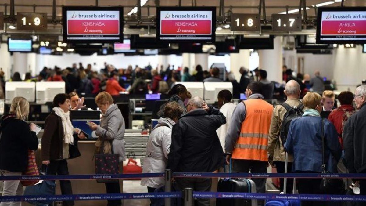 Pasajeros en la zona de salidas del aeropuerto de Bruselas el pasado 2 de mayo, tras reabrir parcialmente 40 días después del ataque terrrorista atribuido al Estado Islámico.-AFP / ERIC LALMAND