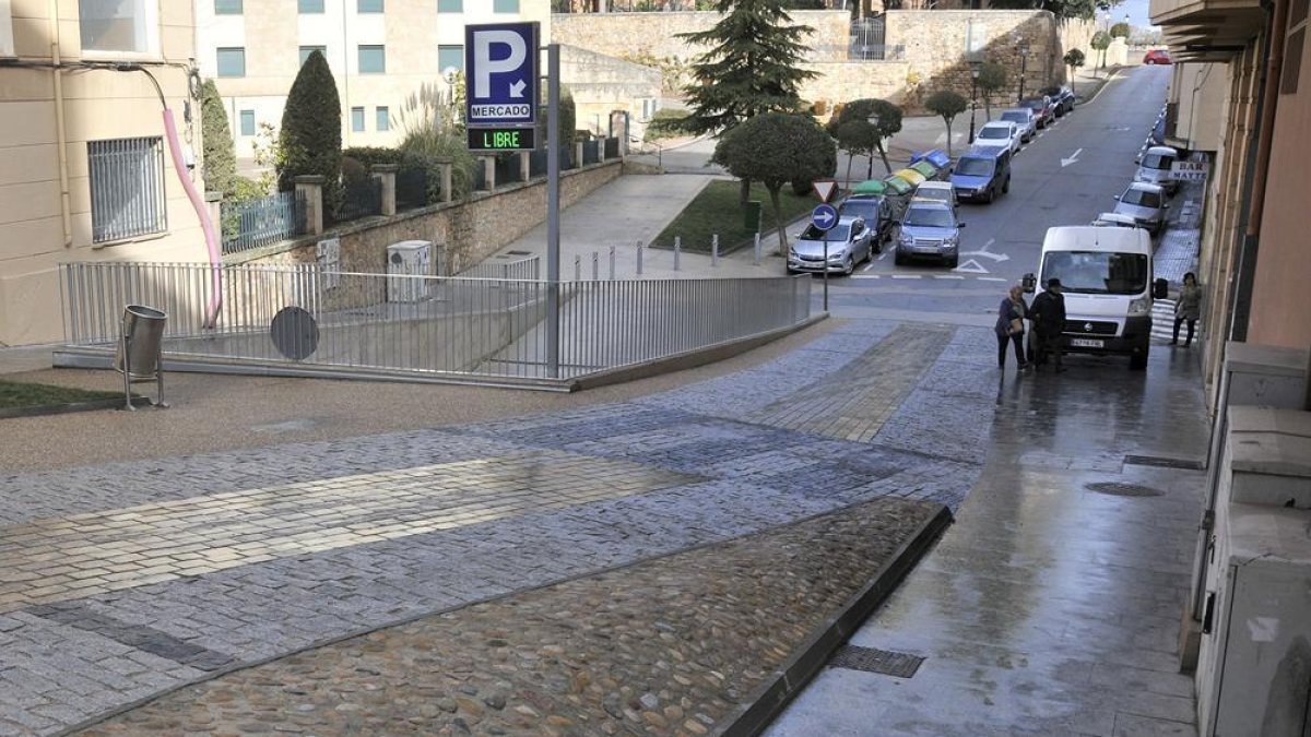 Calle Calixto Pereda, cuya nueva pavimentación es uno de los contratos del año.-Valentín Guisande