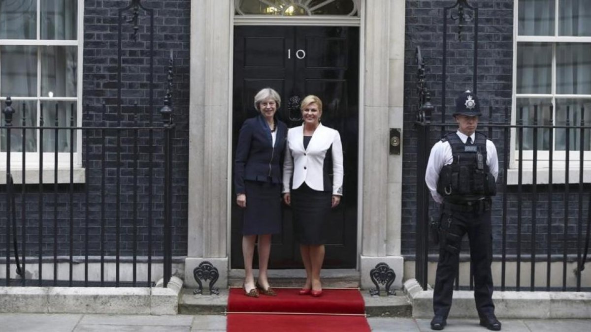May (izquierda) junto a la presidenta de Croacia, Kolinda Grabar-Kitarovic, ante el número 10 de Downing Street, en Londres, este martes.-REUTERS / NEIL HALL