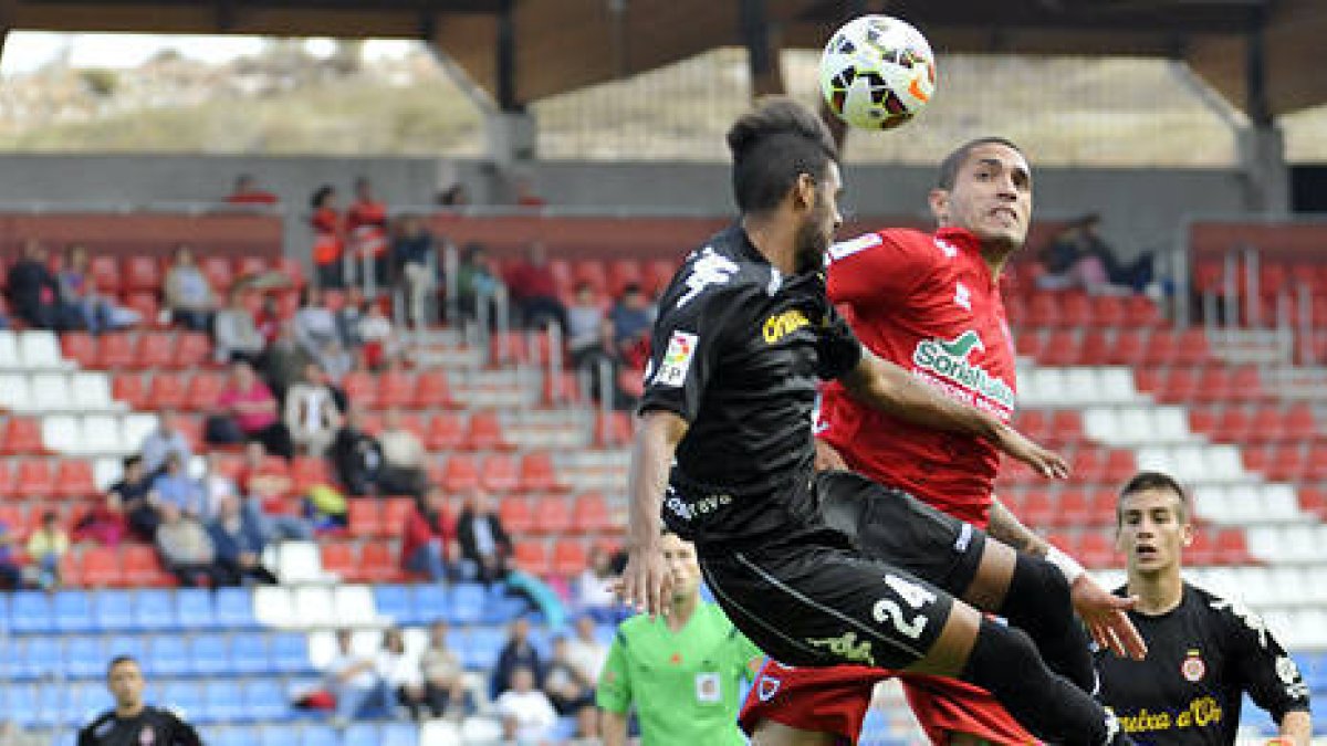 Braian en una jugada por alto con el defensa del Girona Ramalho. / Diego Mayor-
