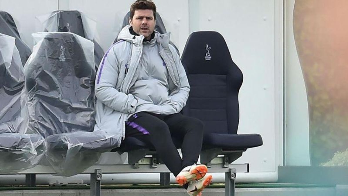 Pochettino, en el entrenamiento de este martes en Londres.-EL PERIÓDICO