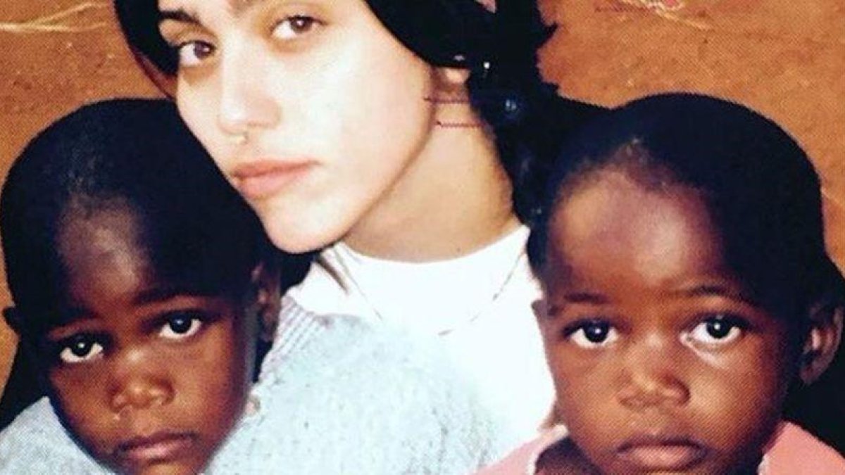 Lourdes Maria con las gemelas que adoptará Madonna.-INSTAGRAM