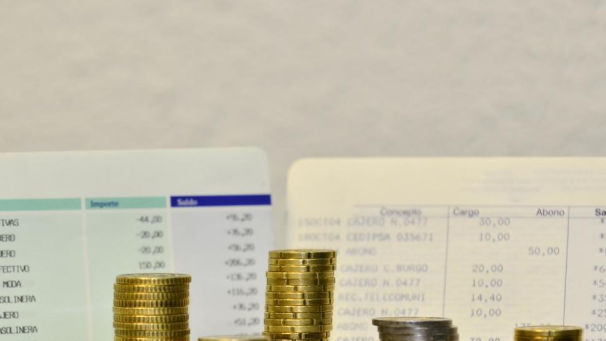 Monedas de curso legal frente a dos libretas bancarias.-ÁLVARO MARTÍNEZ