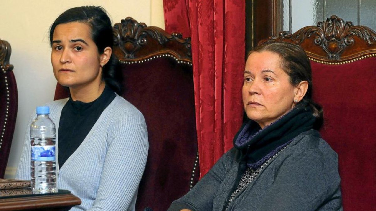 Triana juntoa a su madre, Monserrat González, durante el juicio por el asesinato de Isabel Carrasco.-EL MUNDO