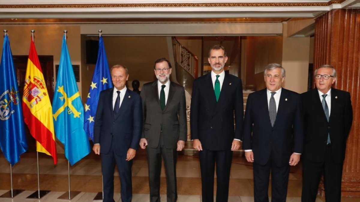 El Rey posa junto a Rajoy, Tusk, Tajani y Juncker-RGL (EFE)