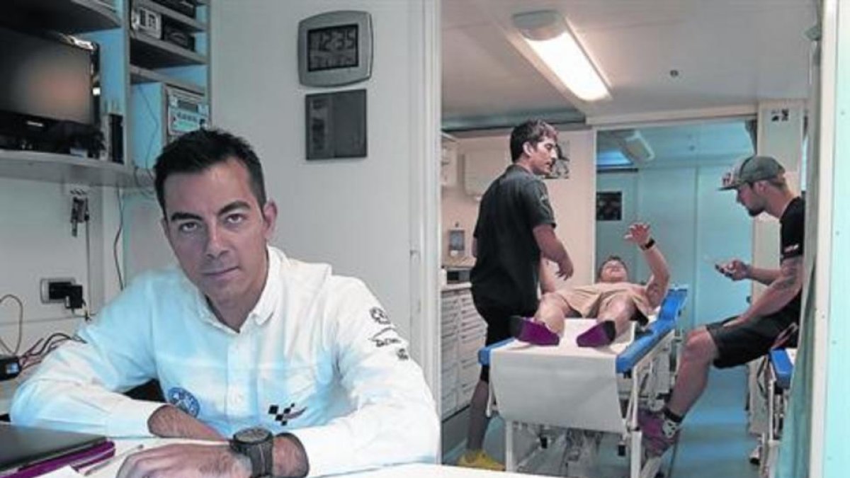 El doctor Michele Zasa, sentado tras su pequeña mesa en el interior de la Clínica Móvil.-EMILIO PÉREZ DE ROZAS